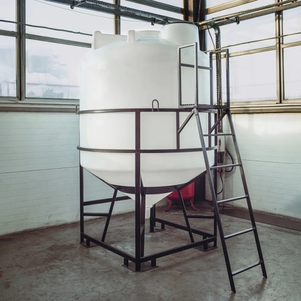 Емкость ЦКТ 5000 л с патрубком 110мм с фланцем под плотность до 1,5 г/см³ белая в обрешетке с лестницей